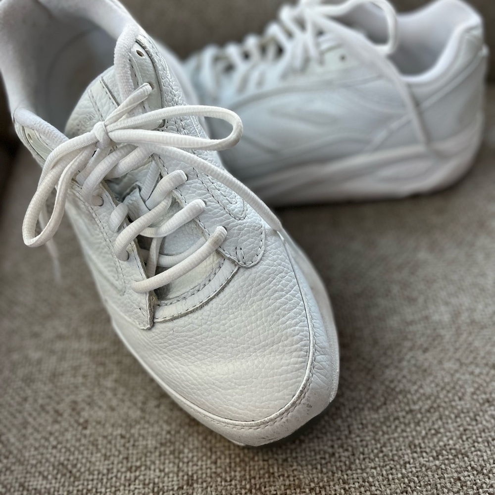 Brooks Addiction leather walking shoes - like new! Size 7.5 wide.